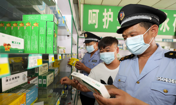 圖為6月13日，濉溪縣鐵佛市場(chǎng)監(jiān)督管理所執(zhí)法人員在轄區(qū)內(nèi)一家藥店檢查。