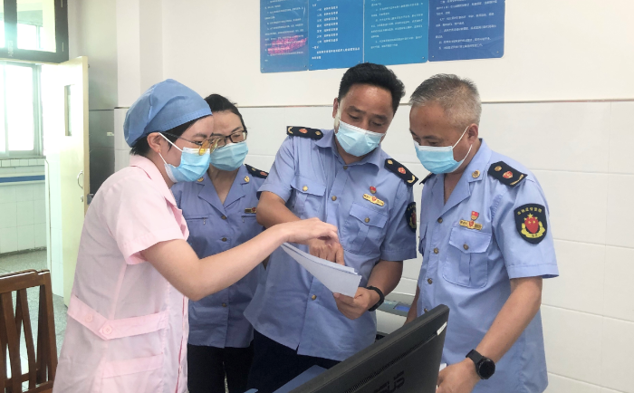 圖為城固縣市場(chǎng)監(jiān)管局執(zhí)法人員查驗(yàn)疫苗、檢測(cè)試劑相關(guān)資質(zhì)和冷鏈記錄。