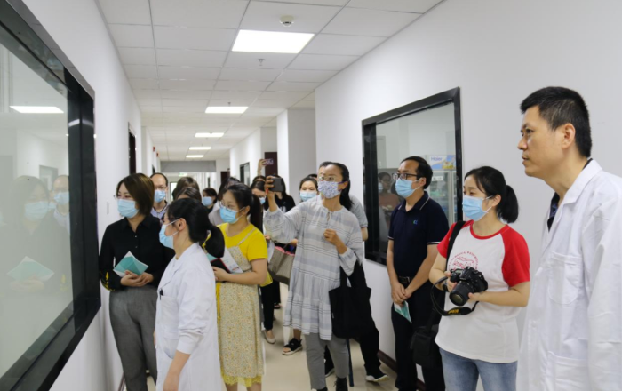 圖為福建省食品藥品質(zhì)量檢驗(yàn)研究院專家為觀眾詳細(xì)講解各類化妝品的檢驗(yàn)檢測流程。