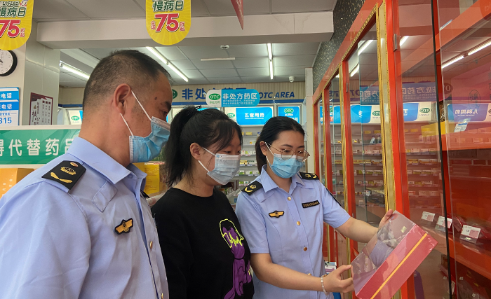 圖為臨海市市場監(jiān)管局執(zhí)法人員在一家藥店檢查藥品儲存情況。