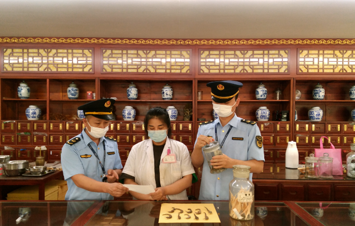 圖為南潯區(qū)市場(chǎng)監(jiān)管局執(zhí)法人員對(duì)一家藥品經(jīng)營(yíng)企業(yè)所售海馬制品進(jìn)行核查。