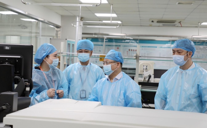 圖為檢查組對企業(yè)實驗室進行檢查(程奇攝) 圖為檢查組對企業(yè)實驗室進行檢查(程奇攝)