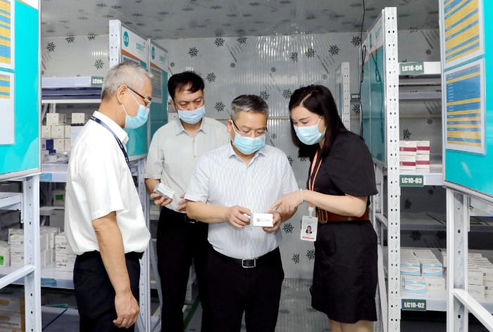 圖為檢查組在企業(yè)試劑儲備庫檢查(程奇攝) 圖為檢查組在企業(yè)試劑儲備庫檢查(程奇攝)