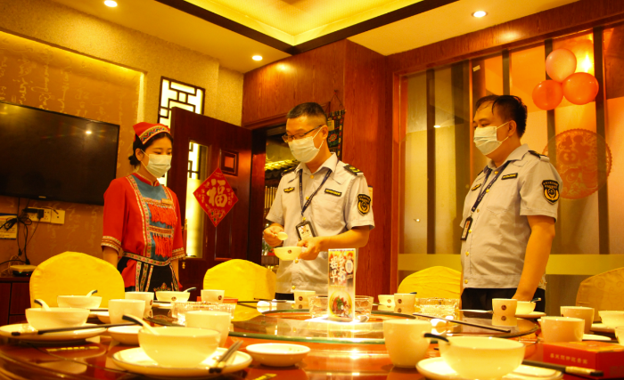 圖為鐘山縣市場(chǎng)監(jiān)管局執(zhí)法人員在一家飯店檢查餐飲具清洗消毒情況。