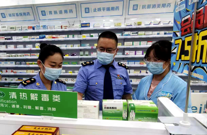 圖為涪陵區(qū)江東街道市場監(jiān)管所執(zhí)法人員在一家藥店檢查藥品。