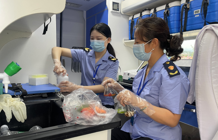 圖為7月9日，桐柏縣市場(chǎng)監(jiān)管局工作人員現(xiàn)場(chǎng)檢測(cè)食品樣品。