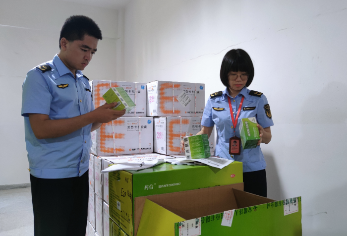 圖為第二檢查所執(zhí)法人員在一家藥品生產(chǎn)企業(yè)檢查特殊藥品質(zhì)量。