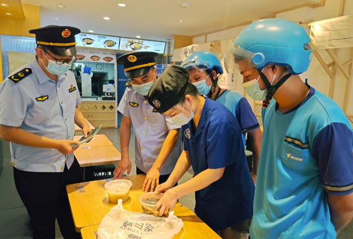 圖為7月25日，于都縣市場監(jiān)管局執(zhí)法人員在一家網(wǎng)絡(luò)餐飲單位檢查。