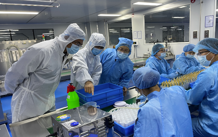圖為第二分局檢查人員在一家化妝品生產企業(yè)進行檢查指導。