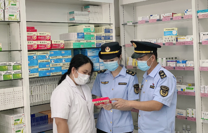 圖為該局執(zhí)法人員在一家藥店查看藥品存儲溫濕度控制情況。