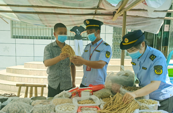 圖為8月3日，該局執(zhí)法人員在一處鄉(xiāng)鎮(zhèn)集市中藥材攤位檢查在售藥材質(zhì)量。