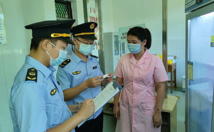 圖為8月5日，該局執(zhí)法人員在一家疫苗接種單位檢查疫苗質(zhì)量情況。