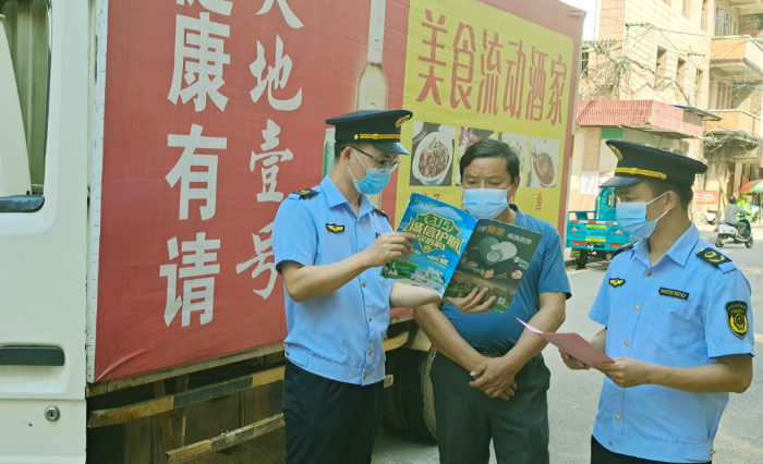 圖為8月9日，于都縣市場(chǎng)監(jiān)管局執(zhí)法人員在鄉(xiāng)鎮(zhèn)對(duì)流動(dòng)酒家進(jìn)行檢查。