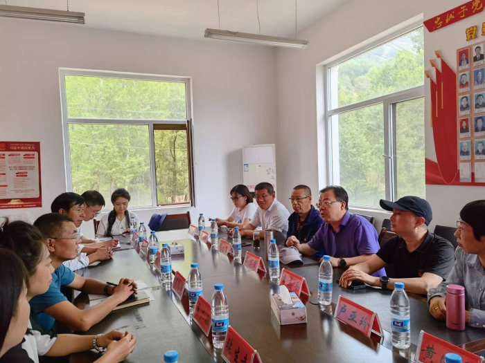 圖為青海省藥監(jiān)局第三黨支部和國藥控股青海公司黨支部與古鄯鎮(zhèn)黨委政府領(lǐng)導(dǎo)、聯(lián)合村兩委以及部分群眾進(jìn)行座談交流。(曾夢霞 攝)