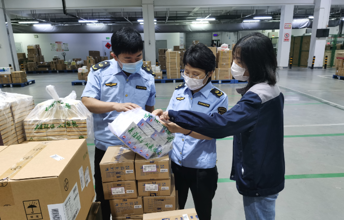 圖為第一分局監(jiān)管人員在一家藥品經(jīng)營(yíng)企業(yè)檢查藥品儲(chǔ)存條件。