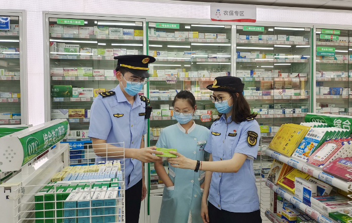 圖為該局執(zhí)法人員在一家藥店檢查“四類藥品”存儲情況。