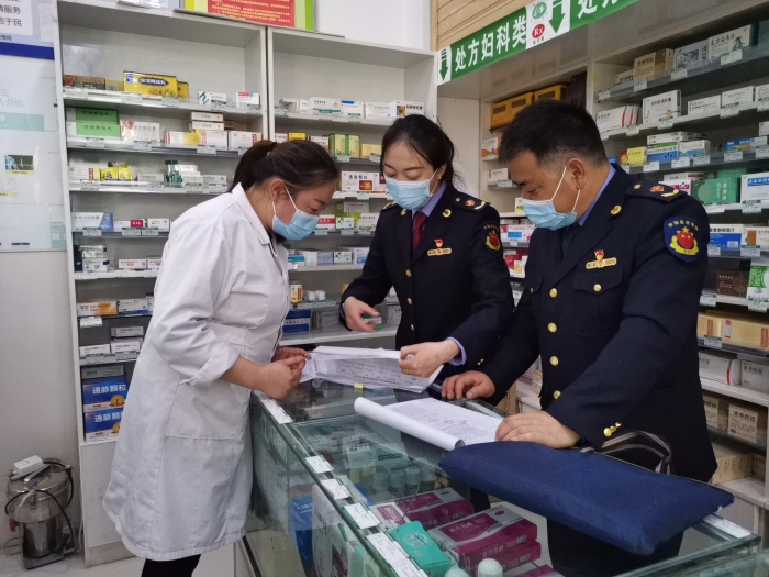 圖為督導(dǎo)組檢查藥品零售企業(yè)購(gòu)買“四類藥品”實(shí)名登記情況。（才讓卓瑪 攝）