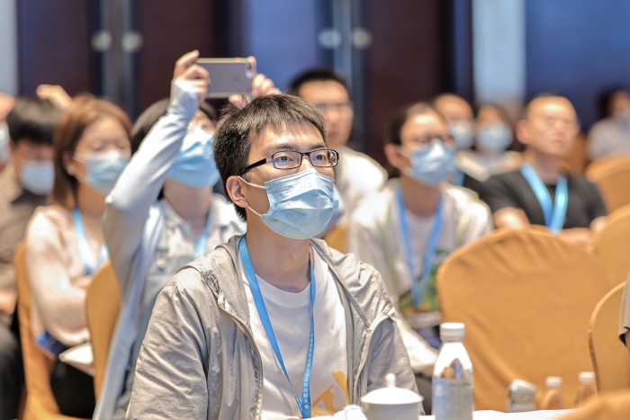 圖為與會(huì)嘉賓在認(rèn)真聆聽(tīng)會(huì)議報(bào)告。