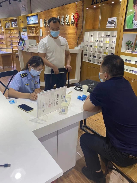 圖為執(zhí)法人員在眼鏡城檢查現(xiàn)場。