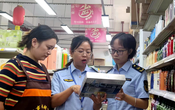 圖為9月16日，該局焦石鎮(zhèn)市場(chǎng)監(jiān)管所執(zhí)法人員在一家超市檢查化妝品質(zhì)量。