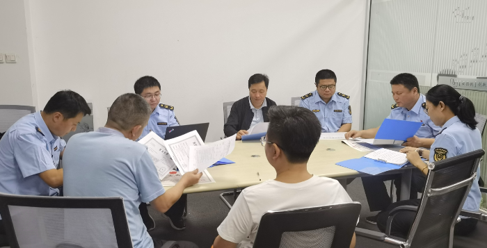 圖為第一分局監(jiān)管人員檢查企業(yè)相關(guān)資質(zhì)是否齊全。