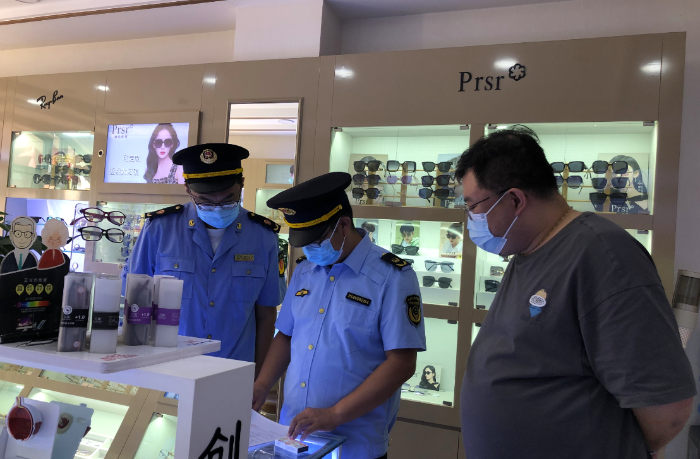 圖為第四分局執(zhí)法人員在一家眼鏡店查看進貨查驗記錄和銷售記錄。