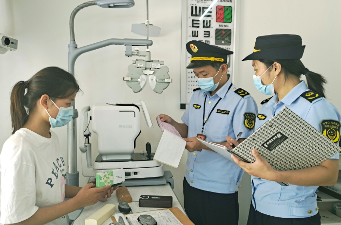圖為該局執(zhí)法人員在一家眼鏡店檢查隱形眼鏡醫(yī)療器械注冊(cè)證。