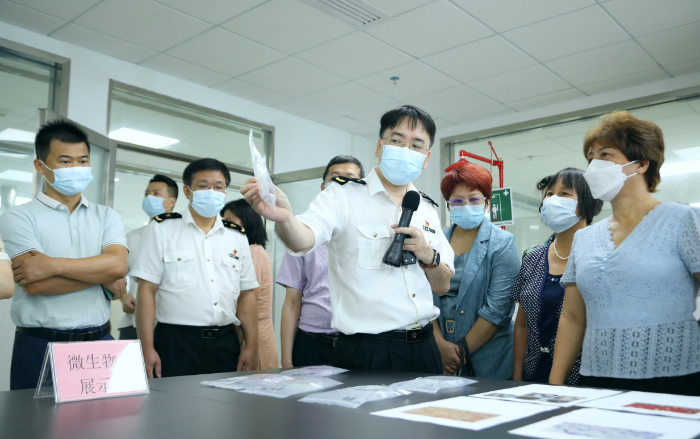 圖為微生物展示區(qū)，南寧海關(guān)技術(shù)中心工作人員向公眾代表普及相關(guān)知識(shí)。