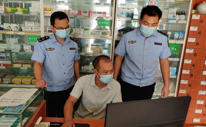 圖為該局執(zhí)法人員在一家藥店檢查“四類藥品”銷售登記。