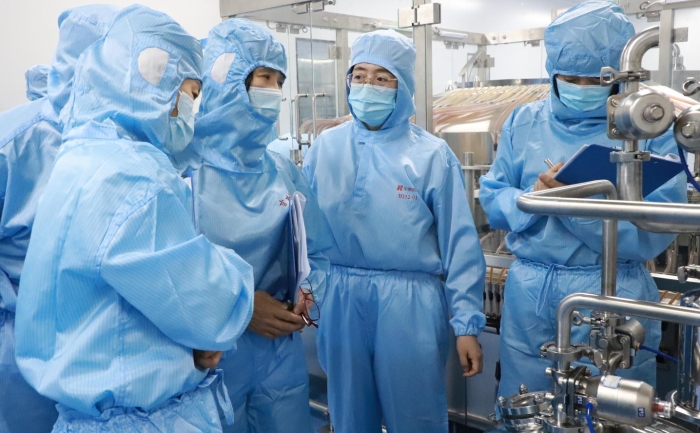 圖為監(jiān)管人員深入藥品生產(chǎn)企業(yè)檢查。（葉陽歡攝）