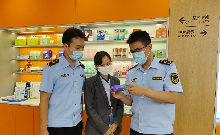 圖為山東省藥監(jiān)局執(zhí)法人員在一家隱形眼鏡經(jīng)營企業(yè)開展監(jiān)督檢查。
