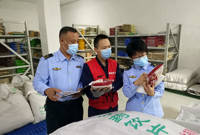 圖為第三分局檢查人員在一家中藥飲片經(jīng)營企業(yè)檢查中藥飲片標簽。