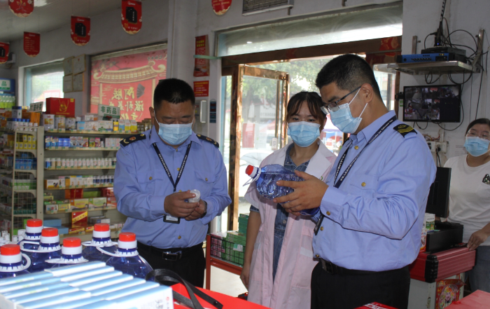 圖為10月3日，該局執(zhí)法人員在一家藥店檢查醫(yī)用酒精質(zhì)量。
