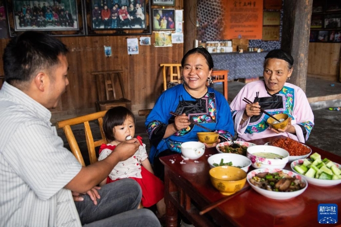 湖南省湘西土家族苗族自治州花垣縣雙龍鎮(zhèn)十八洞村一戶村民在吃午餐（2021年7月1日攝）。新華社記者 陳思汗 攝