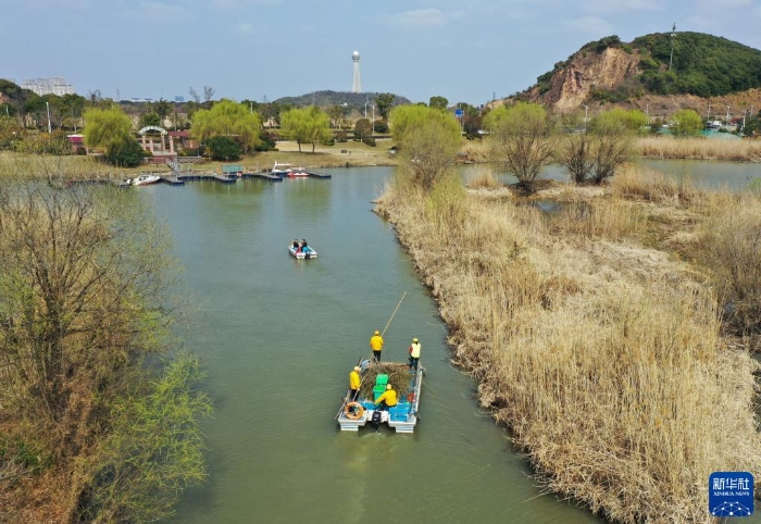 浙江省湖州市吳興區(qū)八里店鎮(zhèn)移沿山村河長帶隊在移沿山村開展巡河、保潔作業(yè)（2021年2月24日攝，無人機照片）。新華社記者 翁忻旸 攝