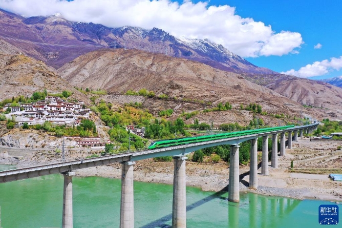 復興號列車行駛在西藏朗縣境內(nèi)（2022年4月14日攝）。新華社記者 覺果 攝