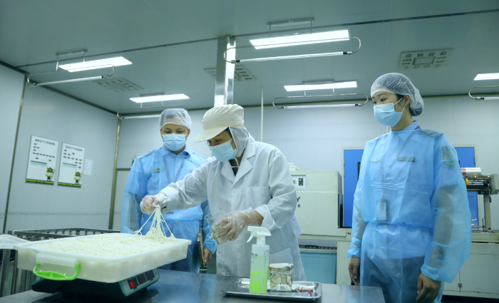 圖為該局工作人員在廣西三品王米粉生產(chǎn)基地對鮮濕米粉開展出廠檢驗取樣。
