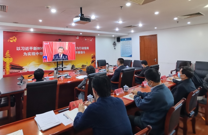 圖為北京市藥品監(jiān)督管理局組織全體黨員干部集中觀看中國共產(chǎn)黨第二十次全國代表大會開幕會。(郭平川攝）