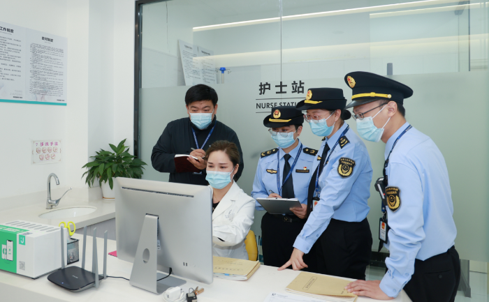 圖為11月1日，該局聯(lián)合縣委網(wǎng)信辦，對醫(yī)療美容單位利用網(wǎng)絡(luò)手段進行虛假宣傳、醫(yī)療器械維護等情況進行檢查。