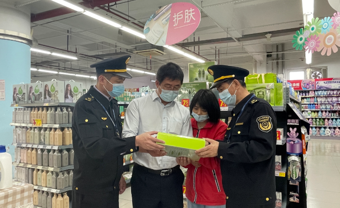 圖為該局監(jiān)管執(zhí)法人員在一家大中型商超檢查在售化妝品。