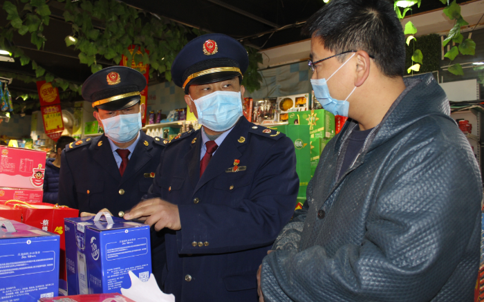 圖為該局執(zhí)法人員在一家商場(chǎng)檢查食品安全企業(yè)主體責(zé)任落實(shí)情況。