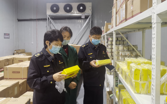 圖為該局檢查人員在一家藥品批發(fā)企業(yè)檢查藥品購進(jìn)渠道。