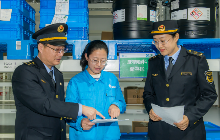圖為第四分局監(jiān)管人員在一家藥品生產(chǎn)企業(yè)對特殊藥品物料存儲(chǔ)情況進(jìn)行檢查。