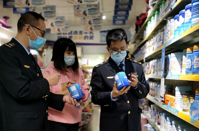 圖為該局焦石鎮(zhèn)市場監(jiān)管所執(zhí)法人員在一家專項(xiàng)店檢查。