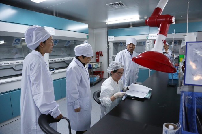圖1為吉林省藥監(jiān)局幫扶指導(dǎo)企業(yè)建立完善質(zhì)量管理體系。（葉陽(yáng)歡攝）