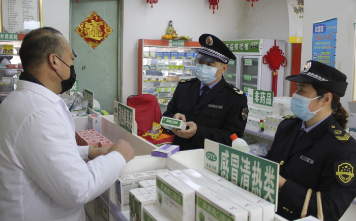 圖為該局執(zhí)法人員在一家藥店檢查“四類藥品”銷售實名制登記情況。