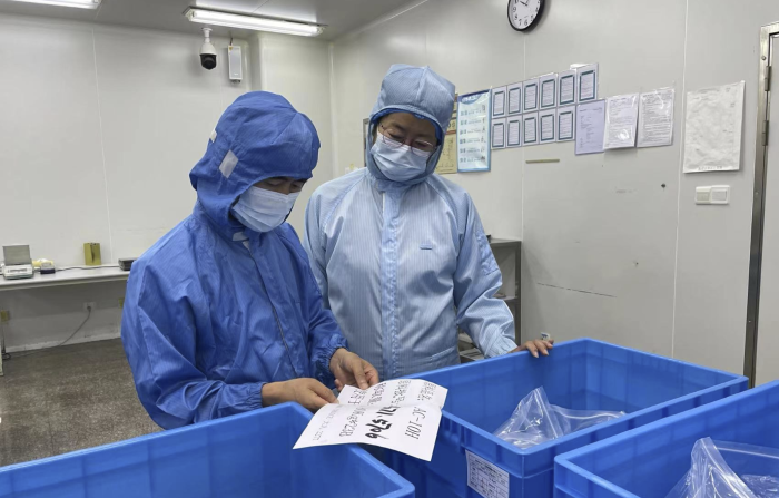 圖為第二分局執(zhí)法人員在一家化妝品生產(chǎn)企業(yè)開展復(fù)查。