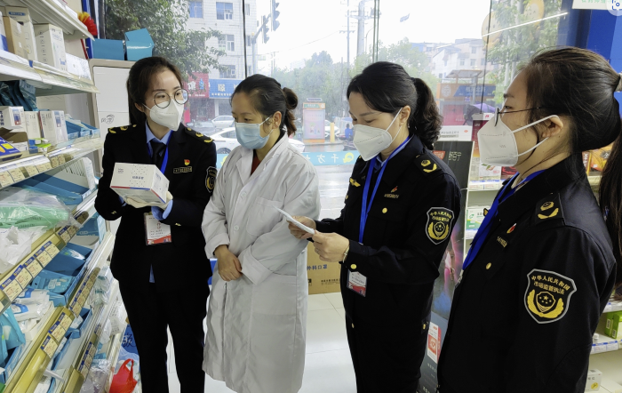 圖為11月22日，該局執(zhí)法人員在一家零售藥店檢查醫(yī)用手套。