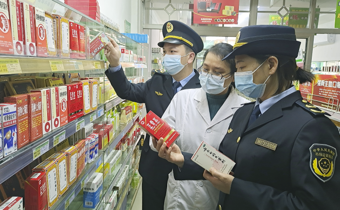 圖為11月23日，該局執(zhí)法人員在一藥店檢查。