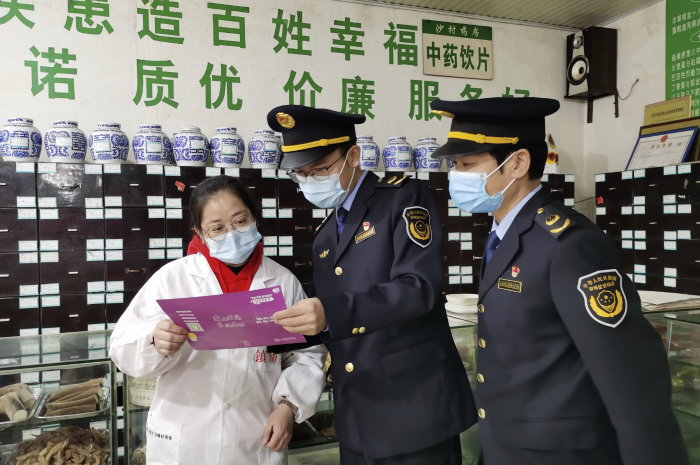 圖為11月28日，泰和縣市場(chǎng)監(jiān)管局沙村分局工作人員在一家藥店開展宣傳活動(dòng)。